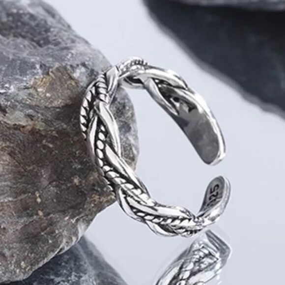 The Dainty Weave Ring in antiqued 925 silver - Picture 1 of 10